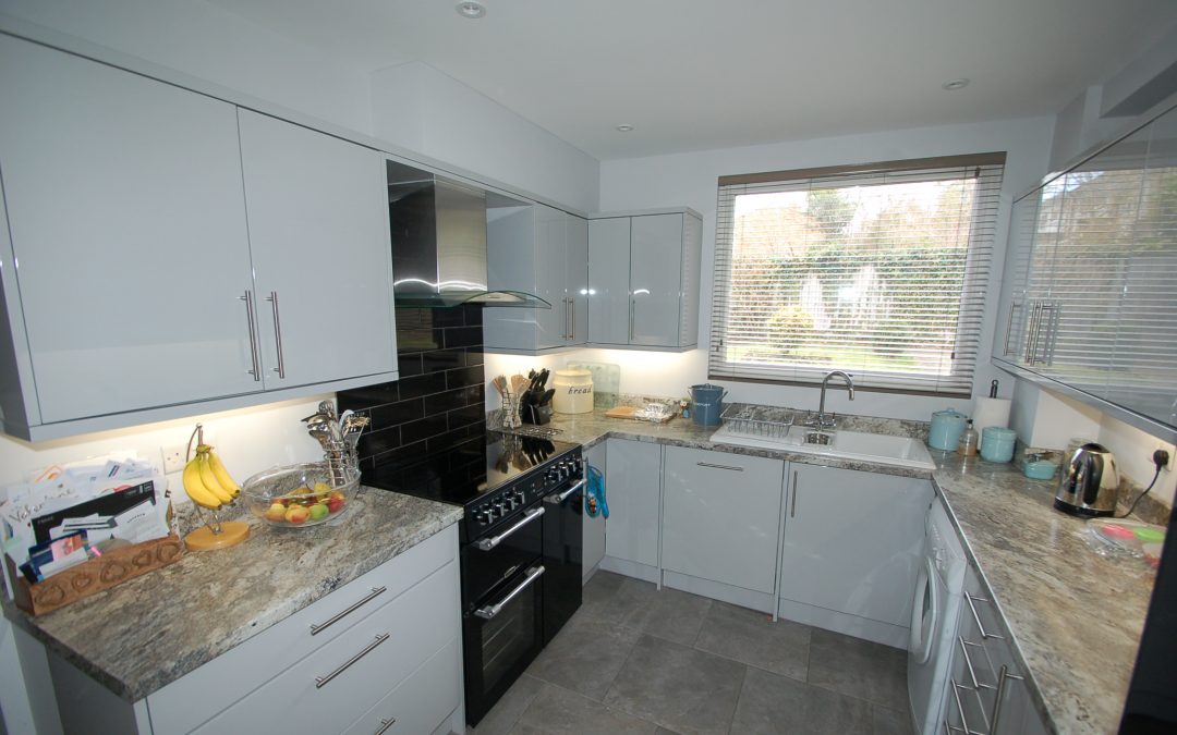 Lacquered J profile doors on white cabinets with laminate worktops